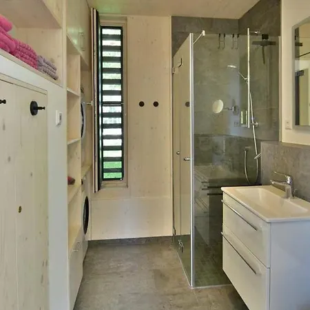 Tinyhaus Adam Фрайамт